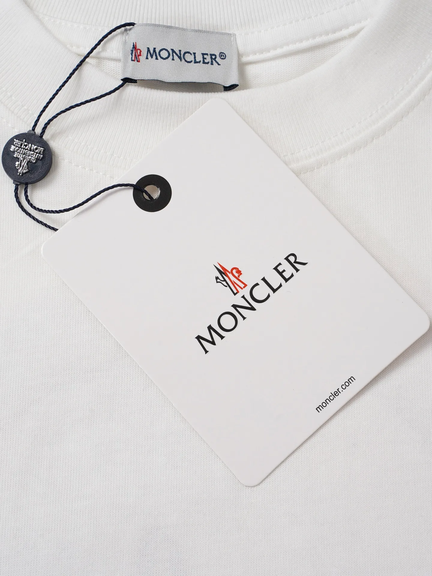 Moncler/ 2026ss T ， Classic ， ，Black White 。 Classic 。 + ， 。 ， ，Black White ， ， Same Style， 、 Versatile T 。 ：Black White Size：XS S M L